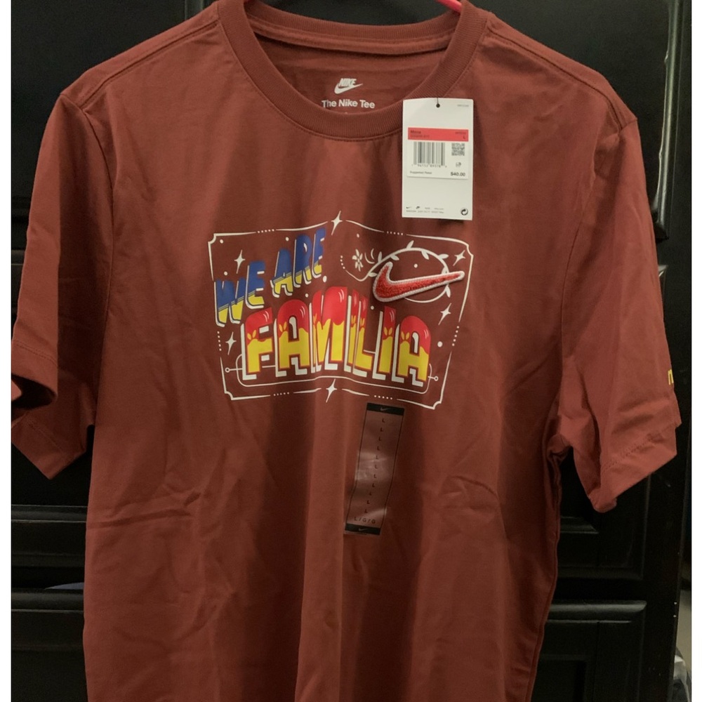 Nike Familia t-shirt NWT 🇲🇽 🇪🇸 Sz Large, Clay coloured
